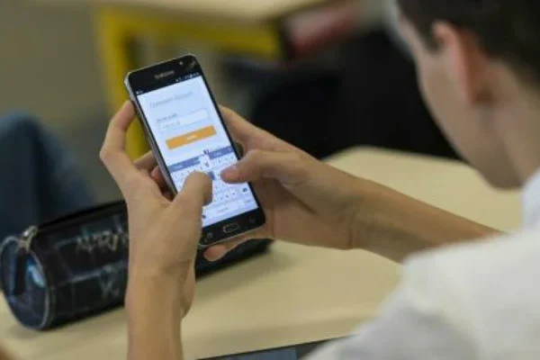Sindh Bans Mobile Phones in Colleges to improve education