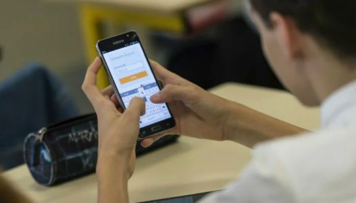 Sindh Bans Mobile Phones in Colleges to improve education
