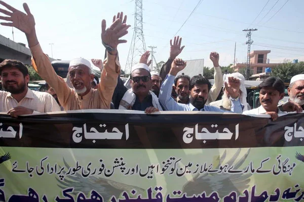 Employees Stage Protest at UoP Against Salary and Pension Delays